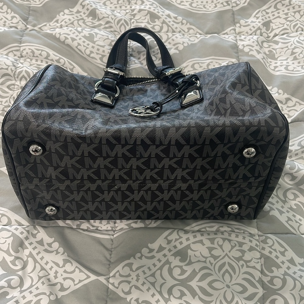 Pre-loved, in great condition MK purse - Picture 2 of 12